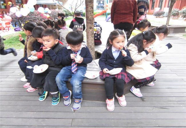       学会分享是我园情绪教育课程中的一个重要的内容,为幼儿积极创设分享的氛围和教育的情景,帮助幼儿懂分享,乐分享,以促进幼儿全面和谐发展是我们共同的教育目标。     周一是玩具的海洋。我们把自己最喜欢的玩具带到幼儿园与同伴分享,介绍玩具后我们一起拼拼,搭搭。     周二是美食的海洋。美食节上,我们大班的孩子一起合作搬桌椅,吹气球,布置美食展台。戴上厨师帽,围上小围裙,当起了美食小小服务员。美食节上,我