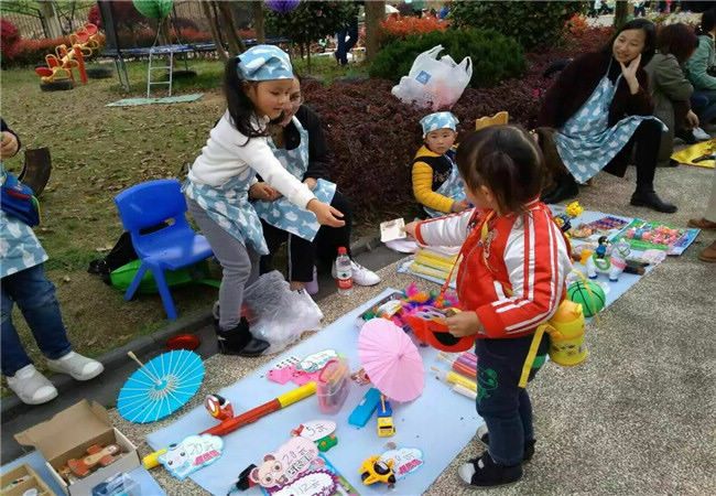       学会分享是我园情绪教育课程中的一个重要的内容,为幼儿积极创设分享的氛围和教育的情景,帮助幼儿懂分享,乐分享,以促进幼儿全面和谐发展是我们共同的教育目标。     周一是玩具的海洋。我们把自己最喜欢的玩具带到幼儿园与同伴分享,介绍玩具后我们一起拼拼,搭搭。     周二是美食的海洋。美食节上,我们大班的孩子一起合作搬桌椅,吹气球,布置美食展台。戴上厨师帽,围上小围裙,当起了美食小小服务员。美食节上,我